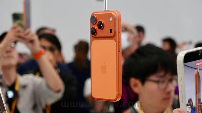 苹果iPhone 17 Pro美版顶部新增玻璃孔，用于5G mmWave毫米波天线