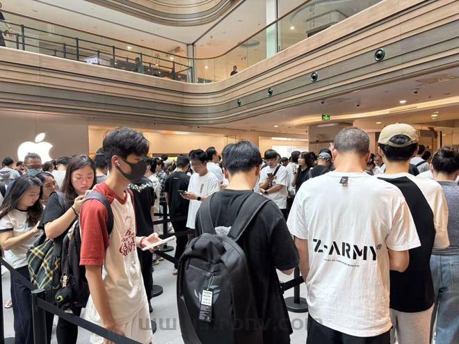 直击iPhone 17开售首日：消费者偏爱银色橙色，有黄牛加价500元收购Max 256G版本