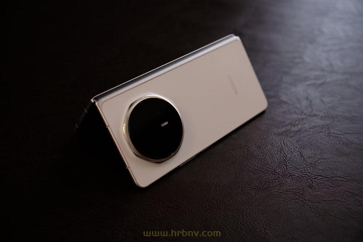 荣耀Magic V6 深度体验报告：不死磕折痕，屏幕这次“亮了”